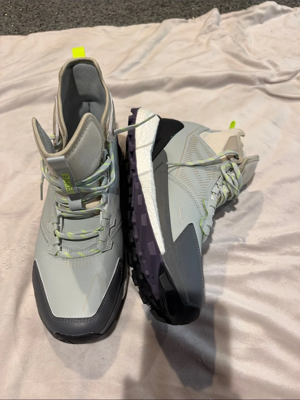 Men's Light Gray Athletic Sneakers with Neon Yellow Accents